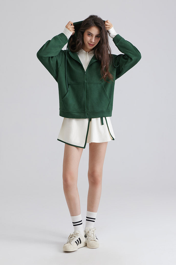 Saltum Women green jacket and white shorts